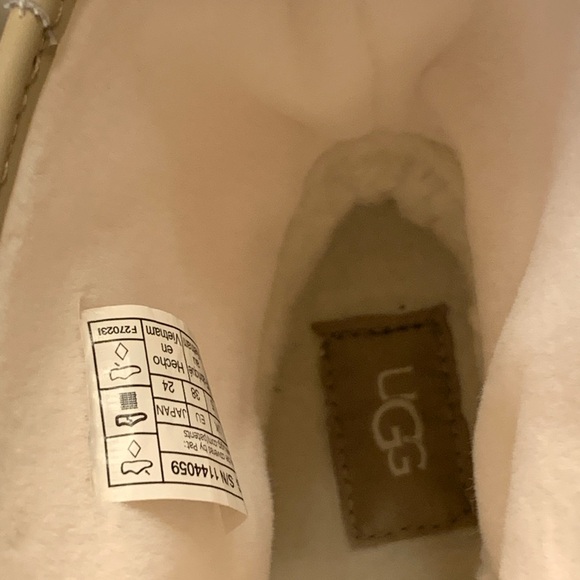 NEW UGG Women’s Classic Brellah Mini Boot - Picture 4 of 9